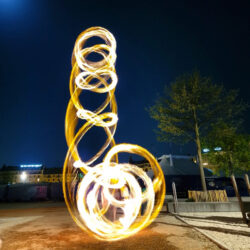 Manipulation agrès enflammés fêtes de rue